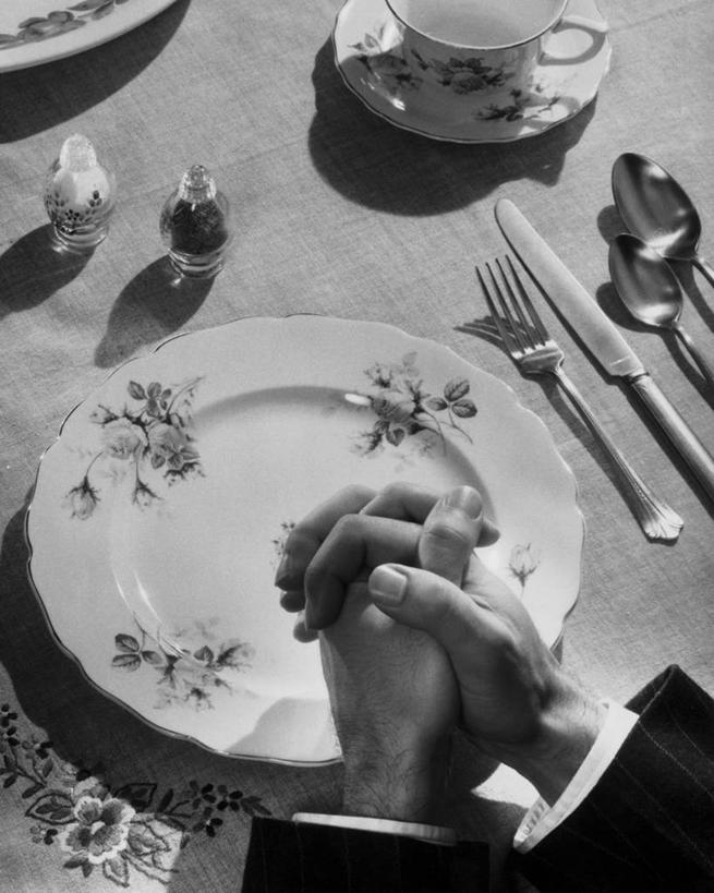 手,一个人,握手,竖图,俯视,黑白,室内,早餐,晚餐,餐桌,花纹,朦胧,模糊,粉末,罐子,叉,调料,调味,香料,盐,佐料,胡椒粉,调味品,调味料,调味瓶,饮食,食盐,玻璃制品,桌布,盘子,玻璃瓶,茶碟,瓶子,汤匙,祈祷,粉,人体,摄影,配料,餐刀,等,作料,粉状,粉剂,茶杯,胡椒,搀手,拉手,手拉手,手握手,高角度拍摄,古月粉