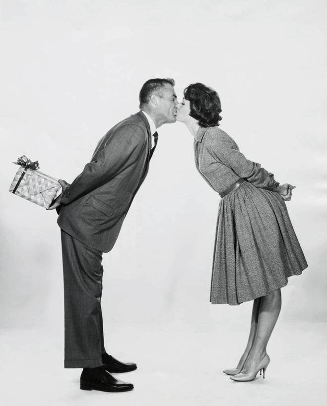 西方人,成年人,手,两个人,夫妻,竖图,室内,高跟鞋,裙子,爱情,礼物,欧洲,欧洲人,正装,浪漫,面对面,恩爱,人体,恋人,摄影,生活方式,隐藏,背手,异性恋,男人,年轻男性,年轻女性,女人,白种人,年轻人,夫妇,情侣,亲吻,彩图,爱,伴侣