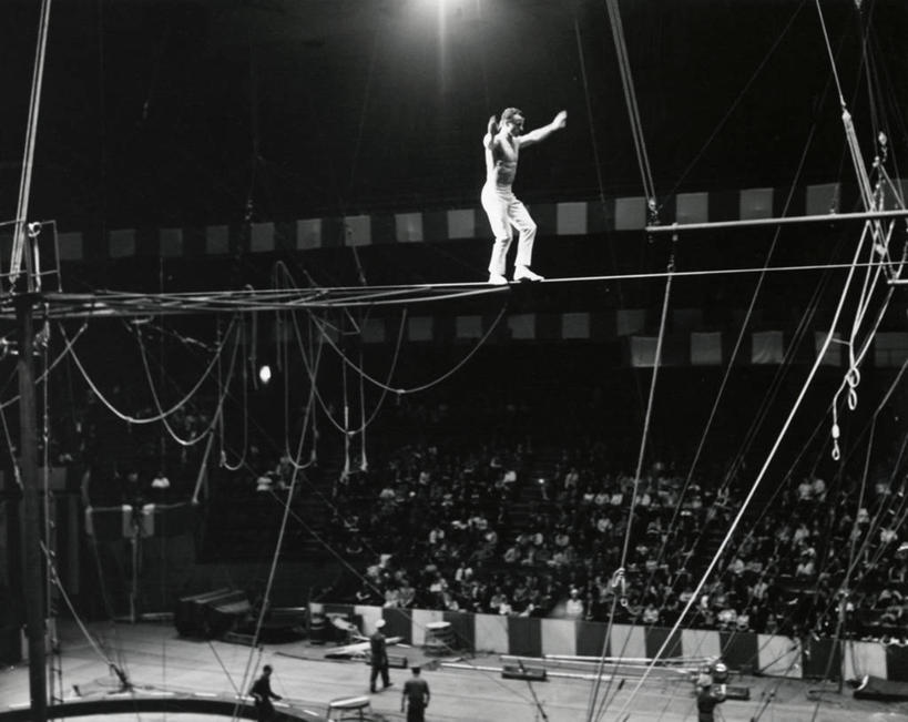 成年人,人群,演员,马戏团,举,横图,室内,楼梯,表演,伸展,钢丝,高处,许多人,表演者,极限运动,杂技,戒指,托,一群人,力量,平衡,伸手,人体,摄影,巨大,庞大,专心,事件,勇气,宏大,硕大,伟大,技能,走钢丝,危险,男人,女人,手臂,步行,举起,举手,举着,向上举,向上伸,向上托,张开手臂,彩图,杂伎