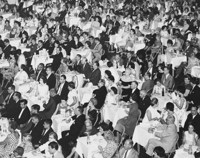 成年人,人群,观众,坐,横图,俯视,黑白,室内,椅子,正装,摄影,观看,群众,男人,女人,休闲活动,高角度拍摄