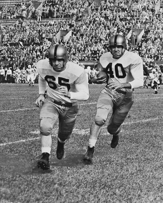 西方人,成年人,一个人,两个人,观众,跑,竖图,黑白,室外,白天,运动服,运动,竞争,欧洲,欧洲人,仅一个男性,仅一个人,服装,数字,球场,竞技运动,古典,体育场,草,仅一个年轻男性,衣服,力量,摄影,服饰,衣着,穿着,运送,橄榄球运动员,美国文化,橄榄球头盔,衣饰,技能,美式足球,男人,男性,年轻男性,白种人,年轻人,运动装