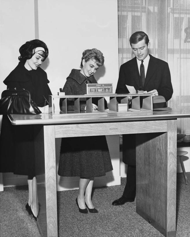 西方人,成年人,头发,三个人,人群,商务人士,银行,微笑,竖图,黑白,室内,衬衫,商务,通讯,幸福,欧洲,欧洲人,写,准备,套装,束发带,纸,表格,领带,注视,书桌,观察,看,金融,摄影,观看,矮,察看,企业,公司,关注,合伙,充满,男人,年轻男性,年轻女性,女人,白种人,年轻人,短发