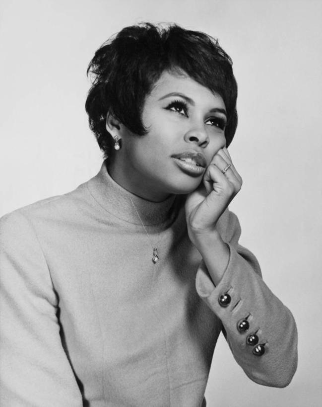 成年人,脸颊,手,头发,一个人,竖图,黑白,室内,特写,满意,项链,仅一个年轻女性,仅一个女性,仅一个人,休闲装,戒指,向上看,思考,人体,摄影,矮,梦想,耳饰,年轻女性,女人,女性,非洲人,年轻人,半身,短发