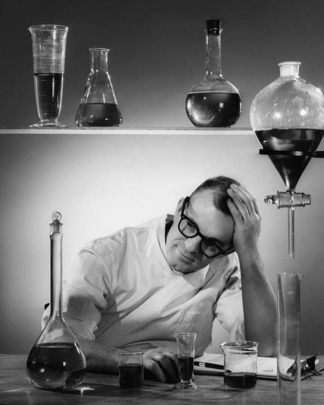 西方人,成年人,中年人,老年人,脸,头,脸颊,手,肩,关节,一个人,科学家,竖图,黑白,室内,智慧,欧洲,欧洲人,仅一个男性,仅一个人,仅一个中年男性,研究,工作,分离,分析,科学,化学,量筒,漏斗,烧杯,试管,眼镜,液体,圆锥,实验室,托腮,注视,设备,外套,肩膀,物品,观察,看,职业,思考,工业,人体,摄影,观看,写字板,察看,毕业,关注,圆柱体,等,实验服,科学实验,吸液管,分液漏斗,夹钳,锥形烧瓶,进展,担心,老年男性,男人,男性,中年男性,白种人,头部,脸部,脸蛋,面部,发际线后移