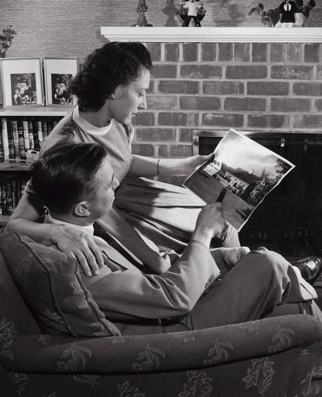 西方人,成年人,头发,两个人,夫妻,竖图,照片,室内,衬衫,爱情,壁炉,书架,玩具,相框,欧洲,欧洲人,对抗,指,套装,正装,砖,墙,领带,浪漫,二郎腿,注视,指点,砖墙,观察,看,恩爱,决定,搭,人体,恋人,摄影,生活方式,观看,矮,察看,起居室,扶手椅,指向,搭着,关注,计划书,异性恋,男人,年轻男性,年轻女性,女人,白种人,年轻人,手臂,夫妇,情侣,彩图,伴侣,短发