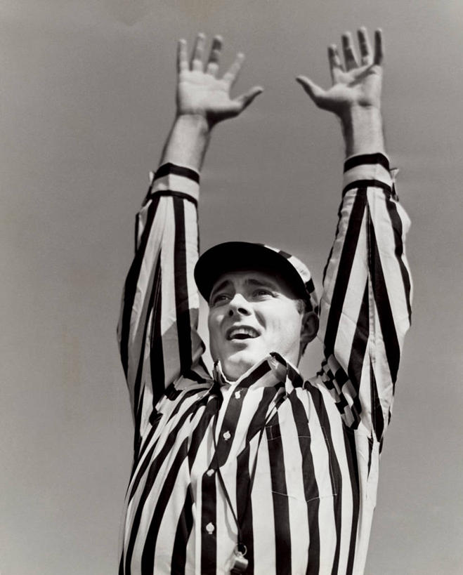 西方人,成年人,中年人,老年人,嘴,一个人,运动员,举,微笑,竖图,室外,特写,白天,仰视,衬衫,幸福,成功,运动,竞争,欧洲,欧洲人,仅一个男性,裁判,条纹,竞技运动,天空,打开,手势,托,张嘴,决定,人体,角度,摄影,权威,口哨,开启,张大嘴巴,队服,万里无云,美式足球,老年男性,男人,中年男性,白种人,手臂,口,口腔,嘴巴,嘴唇,张开嘴,体育运动员,运动选手,举起,举手,举着,向上举,向上伸,向上托,半身,彩图,低角度拍摄,打手势