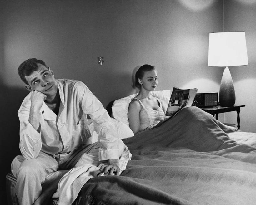 西方人,成年人,脸,头,脸颊,手,肩,关节,两个人,家庭,夫妻,躺,横图,黑白,室内,夜晚,爱情,性感,床,卧室,桌子,欧洲,欧洲人,阴影,睡衣,双人床,树荫,浪漫,托腮,肩膀,灯,灯罩,枕头,向上看,温暖,温馨,一家人,恩爱,读书,凝视,人体,恋人,摄影,生活方式,活动,和睦,等,棉被,挫败,异性恋,尤物,厌倦,卧着,男人,年轻男性,年轻女性,女人,白种人,年轻人,头部,脸部,脸蛋,面部,夫妇,情侣,书,休闲活动,躺着,卧,伴侣,融洽,社会问题,失眠症