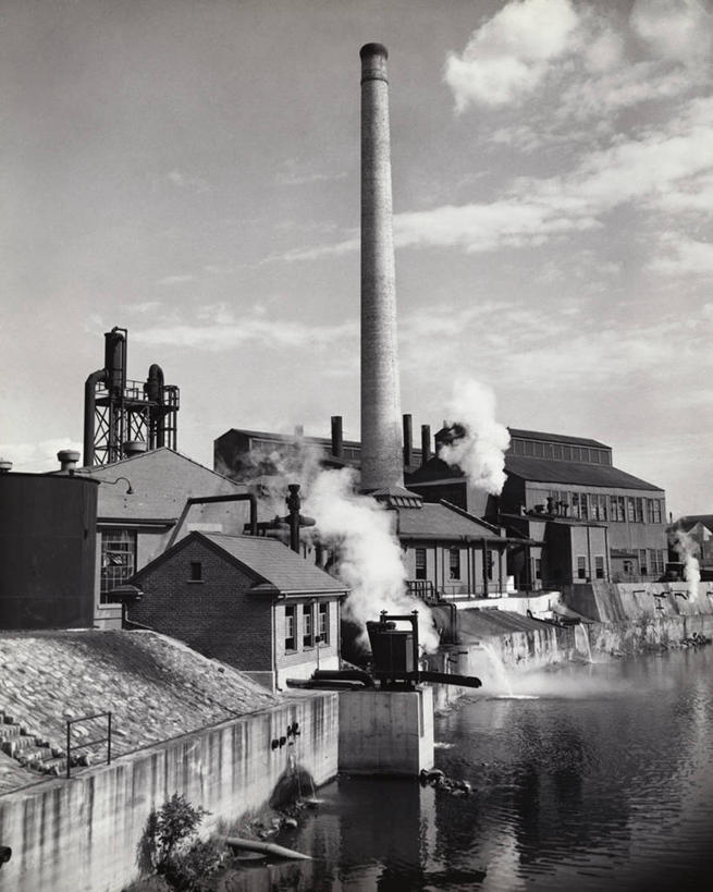 无人,工厂,竖图,俯视,室外,白天,烟囱,河流,水,建筑,美国,堆叠,环保,河岸,云,高处,北,破坏,现代,破损,天空,烟,工业,角度,摄影,建造,能源,环境,污染,损坏,回收,资源,北美,利用,低碳,循环,新泽西,排水口,持续,空气污染,泽西岛,彩图,高角度拍摄,社会问题