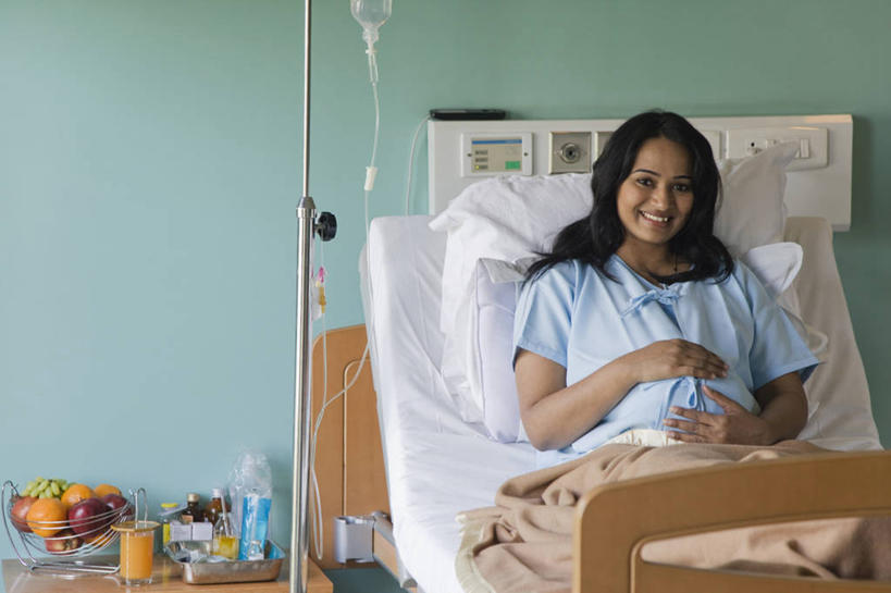 成年人,中年人,头发,一个人,医院,坐,笑,微笑,露齿笑,横图,室内,白天,正面,快乐,幸福,床,印度,仅一个女性,仅一个人,毯子,首都,注视,黑色,观察,看,仅一个中年女性,怀孕,摄影,观看,察看,卫生,关注,肖像,手术服,静脉滴注,新德里,女人,女性,中年女性,印度人,长发,直发,触摸,彩图