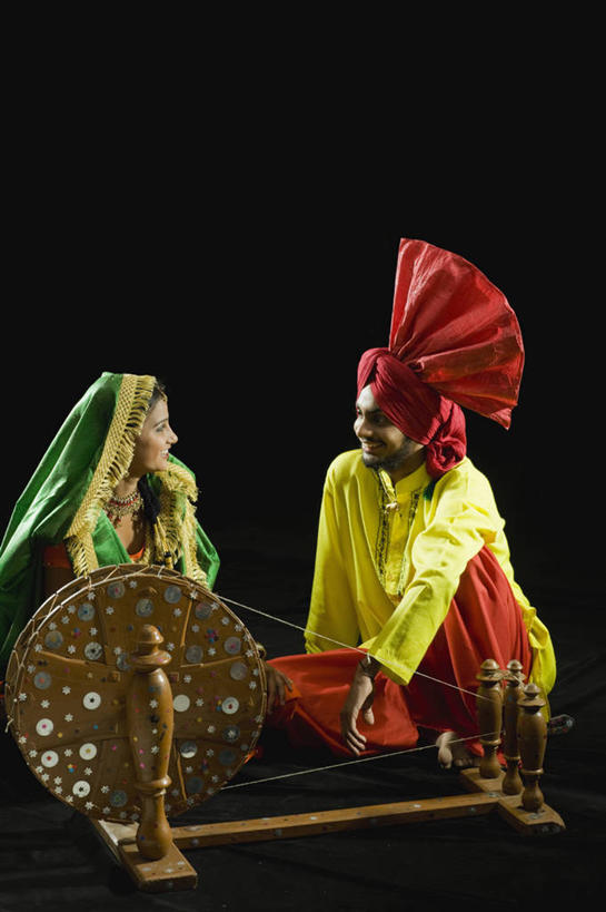 成年人,两个人,坐,微笑,竖图,彩色,快乐,友谊,黑色背景,头巾,头饰,拿着,设备,表演者,物品,发饰,面对面,赤脚,摄影,五颜六色,幽默,色彩斑斓,肖像,五彩缤纷,印度文化,纱丽,五彩斑斓,五光十色,年轻男性,年轻女性,印度人,年轻人,说话,彩图,影棚拍摄,传统服装,传统文化,宝莱坞