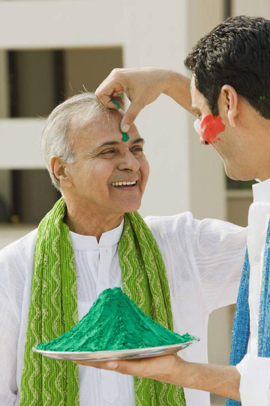 成年人,中年人,老年人,脸,头,脸颊,前额,两个人,微笑,竖图,室外,白天,化妆,绘画,快乐,幸福,印度,节日,庆祝,艺术,首都,餐盘,肩膀,绿色,围巾,放松,摄影,生活方式,堆,颜料,美术,染料,印度文化,新德里,无忧无虑,老年男性,男人,男性,中年男性,印度人,头部,脸部,脸蛋,面部,休闲活动,彩图,胡里节,丙烯颜料