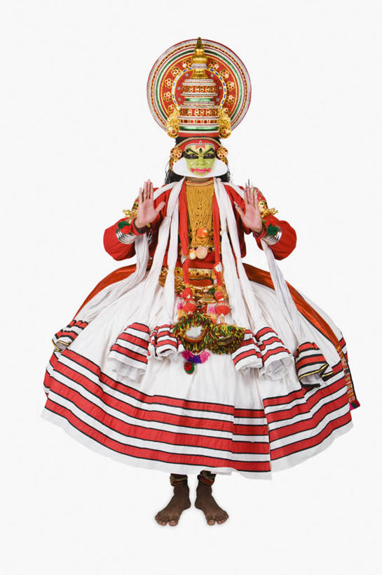 成年人,一个人,舞台,站,竖图,白色背景,正面,印度,仅一个男性,仅一个人,头饰,表演者,仅一个年轻男性,彩妆,手势,赤脚,摄影,肖像,古典风格,演出服,印度文化,喀拉拉邦,卡塔卡利舞,男人,男性,年轻男性,印度人,年轻人,彩图,影棚拍摄,传统服装,打手势,传统文化,舞台妆