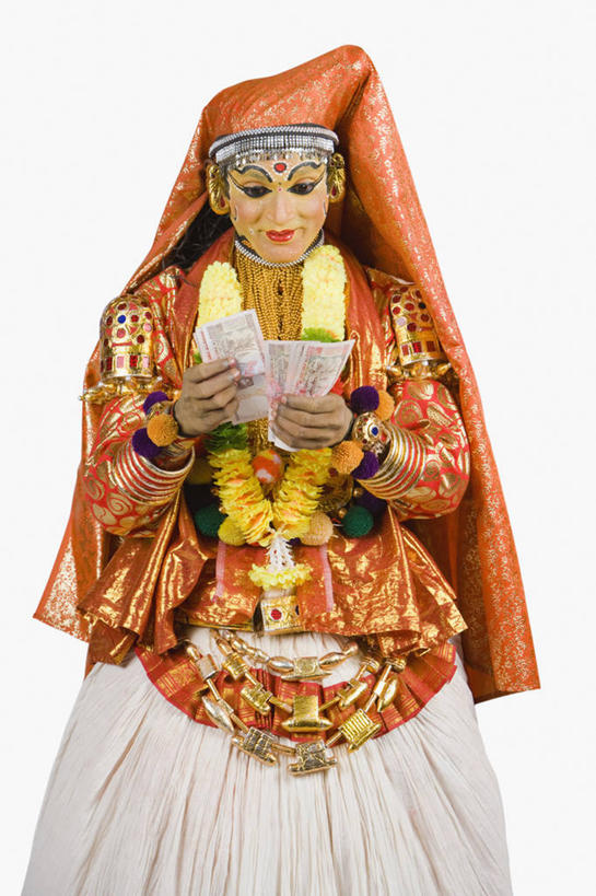 成年人,一个人,舞台,站,竖图,白色背景,正面,消费,印度,仅一个男性,仅一个人,头饰,拿着,表演者,仅一个年轻男性,彩妆,金融,纸币,摄影,肖像,古典风格,演出服,印度文化,喀拉拉邦,卡塔卡利舞,男人,男性,年轻男性,印度人,年轻人,彩图,影棚拍摄,传统服装,传统文化,舞台妆