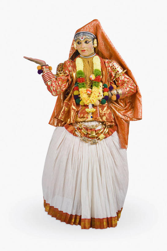 成年人,一个人,舞台,站,竖图,白色背景,正面,印度,仅一个男性,仅一个人,头饰,表演者,仅一个年轻男性,彩妆,叉腰,手势,摄影,肖像,古典风格,演出服,印度文化,喀拉拉邦,卡塔卡利舞,男人,男性,年轻男性,印度人,年轻人,彩图,影棚拍摄,传统服装,舞蹈,打手势,传统文化,舞台妆