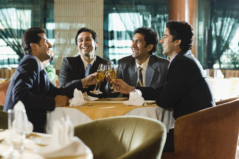 成年人,中年人,头发,四个人,商务人士,商务男性,微笑,横图,室内,白天,衬衫,聚会,商务,桌子,印度,套装,庆祝,聚餐,拿着,饮料,黑色,香槟,摄影,商务装,会餐,工薪阶层,香槟杯,哈里亚纳邦,年轻男性,中年男性,印度人,年轻人,白领,上班族,休闲活动,半身,彩图,衬衣,餐馆,商务餐饮