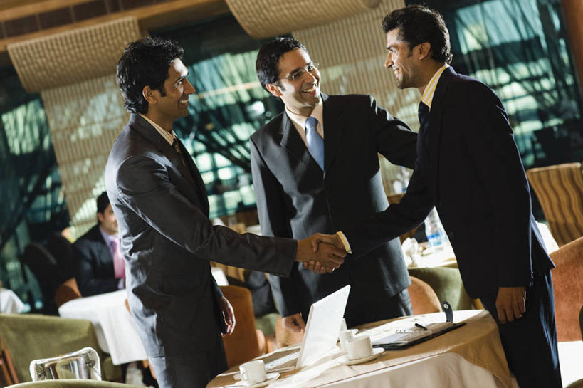 成年人,中年人,头发,三个人,商务人士,商务男性,站,握手,微笑,横图,室内,白天,衬衫,聚会,商务,成功,桌子,印度,套装,庆祝,聚餐,饮料,黑色,香槟,摄影,商务装,会餐,工薪阶层,香槟杯,哈里亚纳邦,年轻男性,中年男性,印度人,年轻人,白领,上班族,玻璃杯,休闲活动,彩图,衬衣,餐馆,商务餐饮