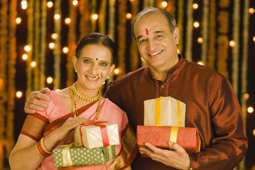 成年人,中年人,老年人,头发,两个人,微笑,横图,室内,白天,正面,快乐,幸福,礼物,印度,勾,挽,庆祝,装饰,包装,包装纸,缎带,黑色,饰品,搭,勾着,摄影,华丽,修饰,点缀,高雅,享乐,搭着,运送,肖像,挽着,印度文化,纱丽,衬托,美观,雅致,雅观,马哈拉施特拉邦,异性恋,浦那,老年男性,老年女性,印度人,触摸,彩图,传统服装,传统文化,美人