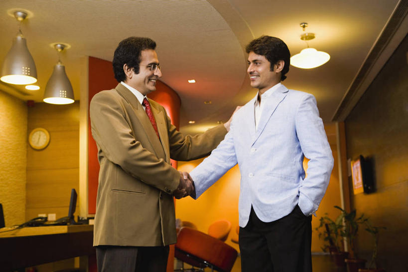 成年人,头发,一个人,两个人,同事,商务人士,商务男性,办公室,站,握手,微笑,横图,室内,白天,侧面,衬衫,商务,通讯,友谊,成功,合作,团队,集体,信心,印度,仅一个男性,仅一个人,连接,套装,正装,会议,领带,队伍,仅一个年轻男性,黑色,面对面,同意,金融,摄影,照亮,领导,企业,公司,照明设备,成就,问候,商务装,合伙,领袖,贩卖,工薪阶层,渴望,策略,马哈拉施特拉邦,孟买,榜样,男人,男性,年轻男性,印度人,年轻人,白领,上班族,彩图,衬衣