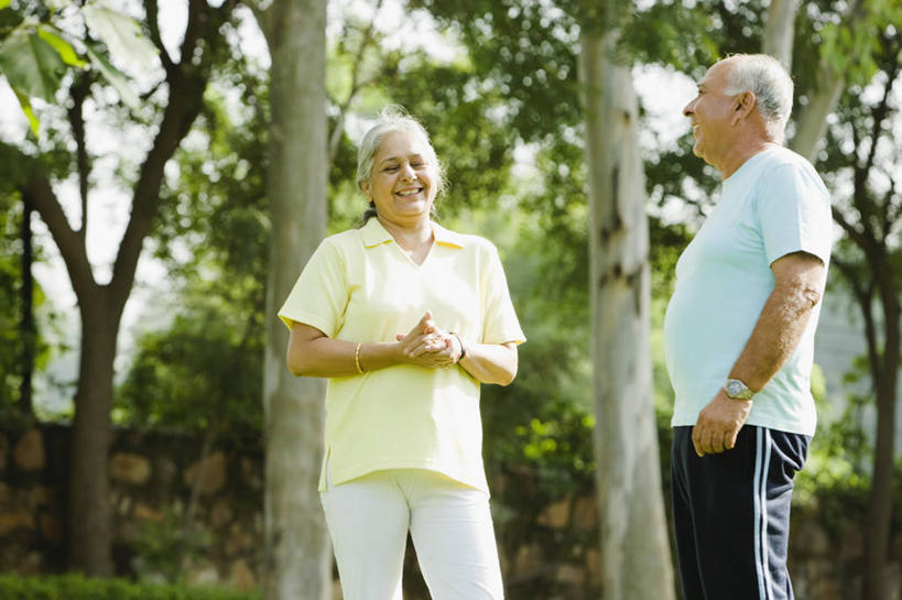 成年人,中年人,老年人,头发,两个人,公园,握手,笑,横图,室外,白天,锻炼,幸福,印度,首都,休闲装,白色,健康,活力,摄影,生活方式,退休,新德里,异性恋,老年男性,老年女性,男人,男性,印度人,搀手,拉手,手拉手,手握手,半身,彩图,伴侣,人老心不老