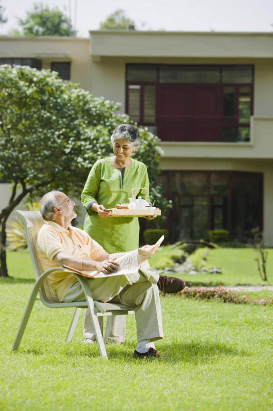 成年人,中年人,老年人,两个人,家庭,站,坐,竖图,室外,白天,下午茶,快乐,幸福,草坪,报纸,印度,灰色背景,庭院,首都,拿着,休闲装,树,灰色,健康,温暖,温馨,一家人,面对面,摄影,和睦,享乐,新德里,异性恋,老年男性,老年女性,印度人,彩图,融洽,人老心不老