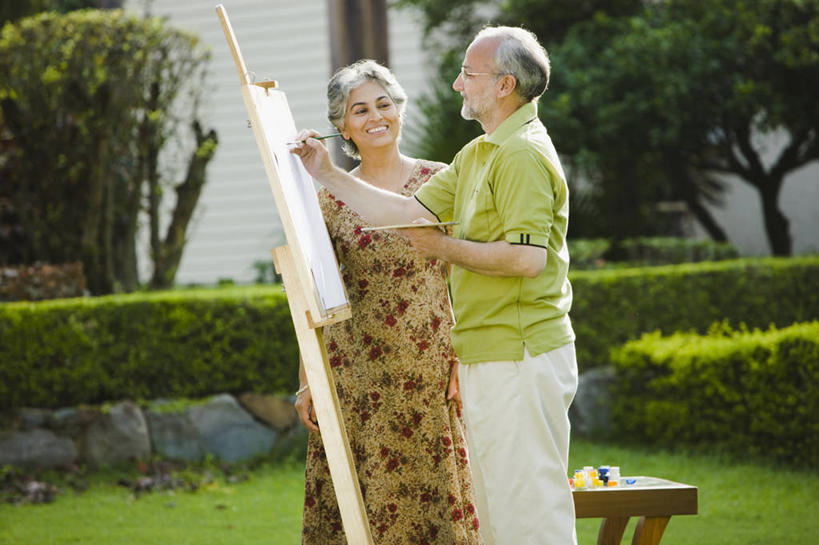 成年人,中年人,老年人,头发,两个人,站,笑,微笑,露齿笑,横图,室外,白天,侧面,衬衫,快乐,幸福,草坪,日光,印度,花纹,庭院,首都,拿着,画架,画笔,乐趣,摄影,专心,调色板,享乐,作画,新德里,异性恋,美术工艺,老年男性,老年女性,印度人,休闲活动,彩图,人老心不老