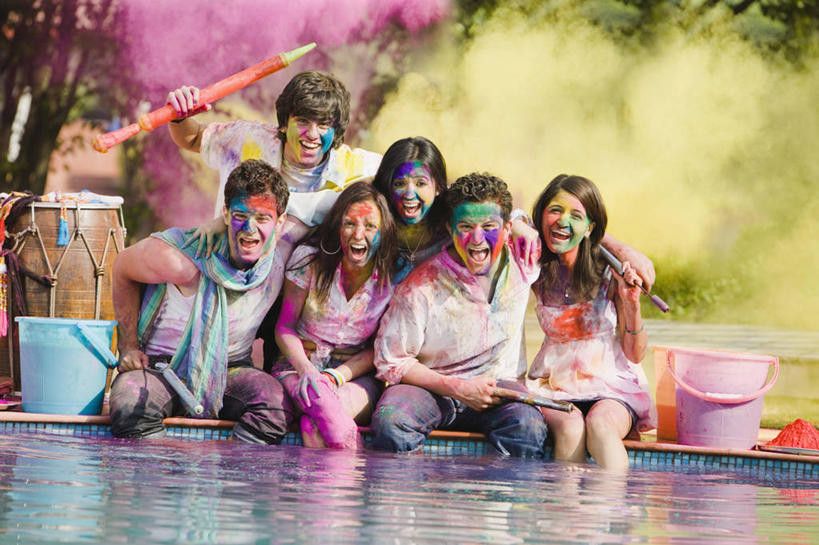 成年人,头发,游泳池,笑,横图,室外,白天,正面,度假,绘画,快乐,友谊,幸福,印度,庆祝,艺术,鼓,首都,牛仔裤,休闲装,黑色,搭,摄影,颜料,美术,搭着,肖像,印度文化,新德里,气泵,年轻男性,年轻女性,印度人,年轻人,彩图,胡里节,丙烯颜料,传统文化,传统节日