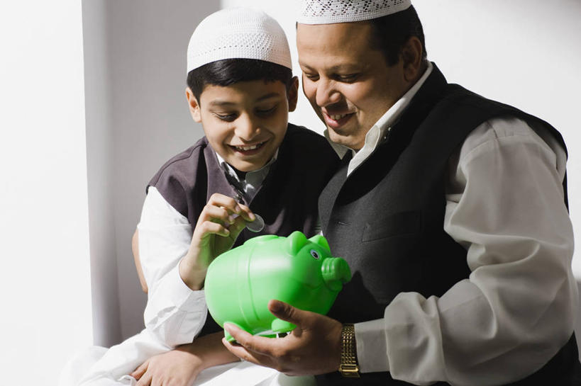 儿童,成年人,中年人,两个人,家庭,父亲,儿子,站,微笑,横图,室内,特写,白天,纯洁,赚钱,合作,帽子,日光,印度,阴影,并排,头饰,首都,拿着,小孩,容器,温暖,温馨,一家人,储蓄罐,器皿,可爱,童年,童趣,储蓄,存钱,财富,金融,理财,摄影,宗教,经济,马甲,协助,和睦,伊斯兰教,资金,存钱罐,存款,流通,贸易,童真,宗教服装,烂漫,无邪,印度文化,贮钱罐,储钱罐,扑满,新德里,榜样,天真,硬币,男孩,男性,中年男性,印度人,孩子,半身,彩图,传统服装,融洽,传统文化