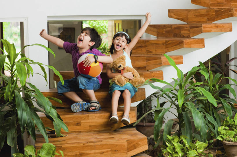 儿童,嘴,两个人,坐,举,笑,微笑,露齿笑,横图,室内,白天,快乐,纯洁,楼梯,印度,勾,挽,木制,泰迪熊,首都,拿着,休闲装,刺激,球,小孩,托,张嘴,球体,放松,可爱,童年,童趣,勾着,人体,摄影,宁静,肖像,挽着,张大嘴巴,童真,烂漫,无邪,新德里,四肢,丝兰,无忧无虑,天真,男孩,女孩,印度人,孩子,手臂,口,口腔,嘴巴,嘴唇,张开嘴,举起,举手,举着,向上举,向上伸,向上托,彩图