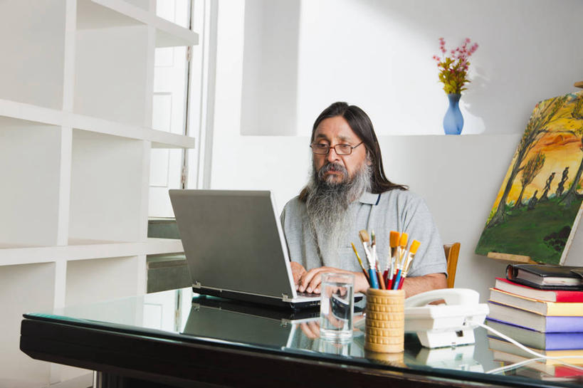 成年人,中年人,老年人,胡须,头发,一个人,办公室,坐,横图,室内,白天,衬衫,通讯,集体,笔记本电脑,技术,书架,印度,仅一个男性,仅一个人,仅一个中年男性,敲打,学习,堆叠,艺术,眼镜,首都,利益,T恤,休闲装,输入,书桌,架子,画笔,打字,职业,思考,团体,放松,艺术家,摄影,奋斗,灵感,点击,敲击,愿望,组织,创造力,专心,工作室,努力,作画,新德里,工匠,无线电技术,理想,美术工艺,按键,男人,男性,中年男性,印度人,长发,胡子,络腮胡,电话机,书,座机,休闲活动,半身,彩图