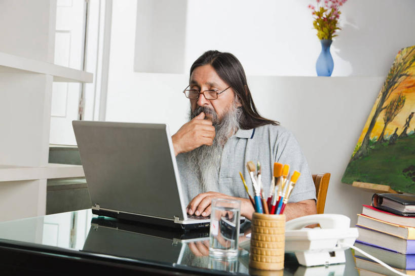 成年人,中年人,老年人,胡须,头发,一个人,办公室,坐,横图,室内,白天,衬衫,通讯,集体,笔记本电脑,技术,书架,印度,仅一个男性,仅一个人,仅一个中年男性,撑,敲打,学习,堆叠,艺术,眼镜,首都,利益,T恤,托腮,休闲装,输入,书桌,架子,画笔,打字,托,职业,思考,团体,放松,艺术家,摄影,奋斗,灵感,点击,敲击,愿望,组织,创造力,专心,工作室,托下巴,努力,作画,新德里,工匠,无线电技术,理想,想法,美术工艺,按键,男人,男性,中年男性,印度人,长发,胡子,络腮胡,电话机,书,座机,休闲活动,半身,彩图