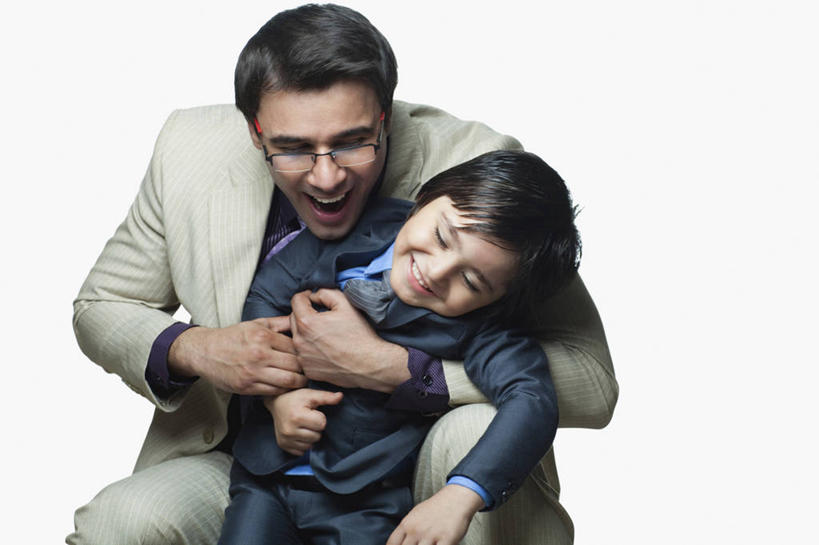 儿童,成年人,嘴,两个人,家庭,父亲,儿子,商务人士,商务男性,站,微笑,横图,白色背景,衬衫,商务,满意,纯洁,信心,对抗,套装,眼镜,领带,拿着,刺激,小孩,张嘴,温暖,温馨,一家人,可爱,童年,童趣,人体,摄影,和睦,高雅,享乐,肖像,商务装,张大嘴巴,工薪阶层,童真,渴望,烂漫,无邪,榜样,天真,男孩,男性,年轻男性,印度人,孩子,年轻人,口,口腔,嘴巴,嘴唇,白领,上班族,张开嘴,触摸,彩图,影棚拍摄,衬衣,融洽,传统文化,美人