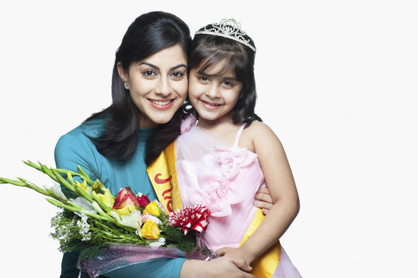 儿童,成年人,两个人,家庭,母亲,女儿,站,微笑,横图,白色背景,正面,快乐,满意,纯洁,比赛,信心,竞争,娱乐,相视,小孩,温暖,温馨,一家人,面对面,可爱,童年,童趣,摄影,对视,和睦,互视,肖像,相对,童真,烂漫,无邪,选美,绶带,相看,榜样,天真,年轻女性,女孩,女性,印度人,孩子,年轻人,拥抱,半身,彩图,影棚拍摄,传统服装,选美比赛,融洽,传统文化,美人