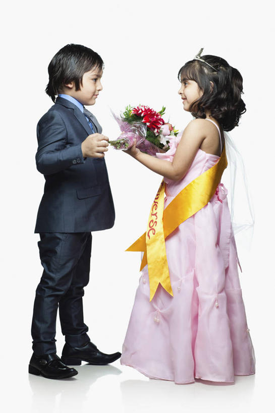 儿童,两个人,站,握手,微笑,竖图,白色背景,侧面,快乐,满意,幸福,纯洁,比赛,信心,竞争,拿着,娱乐,花,小孩,花束,面对面,可爱,童年,童趣,摄影,英文字母,高雅,享乐,肖像,童真,烂漫,无邪,选美,绶带,榜样,天真,男孩,女孩,印度人,孩子,搀手,拉手,手拉手,手握手,彩图,影棚拍摄,传统服装,选美比赛,传统文化,美人