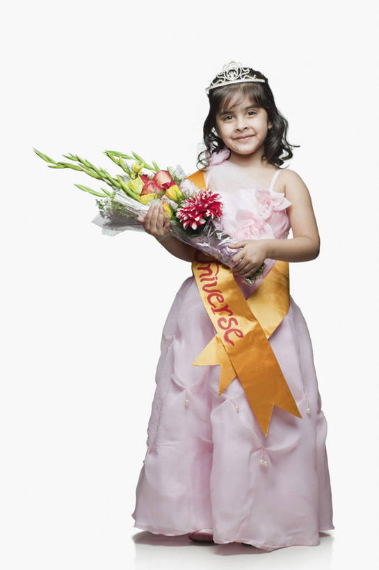 儿童,一个人,站,握手,微笑,竖图,白色背景,正面,快乐,满意,幸福,纯洁,比赛,信心,竞争,仅一个女性,仅一个人,拿着,娱乐,花,小孩,花束,仅一个小孩,可爱,童年,童趣,摄影,英文字母,享乐,肖像,童真,烂漫,无邪,选美,绶带,榜样,天真,女孩,女人,女性,印度人,孩子,搀手,拉手,手拉手,手握手,彩图,影棚拍摄,传统服装,选美比赛,女生,传统文化,美人