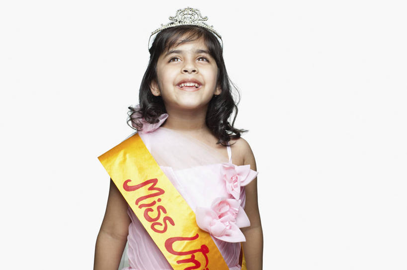 儿童,一个人,站,微笑,横图,白色背景,正面,快乐,满意,幸福,纯洁,比赛,信心,竞争,仅一个女性,仅一个人,娱乐,小孩,向上看,仅一个小孩,可爱,童年,童趣,摄影,英文字母,享乐,肖像,童真,烂漫,无邪,选美,绶带,榜样,天真,女孩,女人,女性,印度人,孩子,半身,彩图,影棚拍摄,传统服装,选美比赛,女生,传统文化,美人