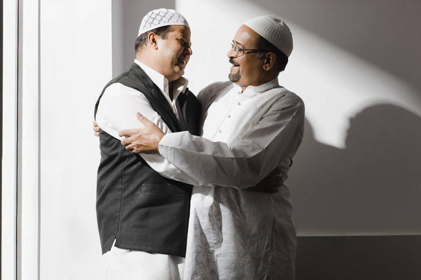 成年人,中年人,老年人,胡须,两个人,家庭,父亲,儿子,站,微笑,横图,室内,白天,侧面,合作,帽子,日光,印度,阴影,头饰,眼镜,首都,温暖,温馨,一家人,面对面,摄影,宗教,马甲,和睦,伊斯兰教,宗教服装,印度文化,新德里,榜样,老年男性,男性,中年男性,印度人,胡子,络腮胡,说话,拥抱,彩图,传统服装,爱,融洽,传统文化