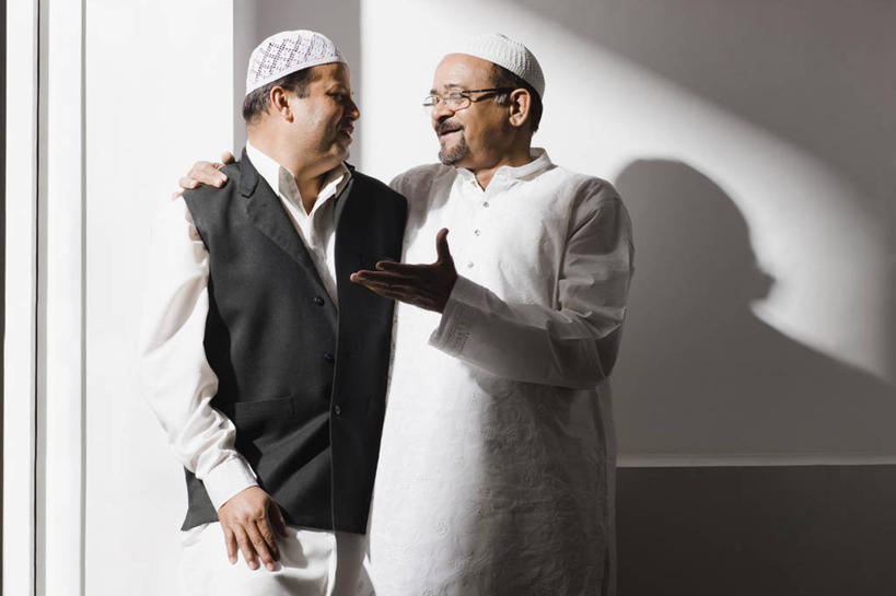 成年人,中年人,老年人,胡须,两个人,家庭,父亲,儿子,站,微笑,横图,室内,白天,合作,帽子,日光,印度,连接,阴影,并排,头饰,眼镜,首都,手势,温暖,温馨,一家人,面对面,搭,摄影,宗教,马甲,和睦,伊斯兰教,搭着,宗教服装,印度文化,新德里,榜样,老年男性,男性,中年男性,印度人,胡子,络腮胡,说话,拥抱,彩图,传统服装,融洽,打手势,传统文化