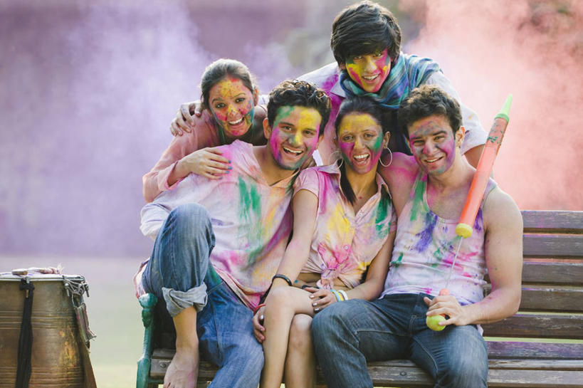 成年人,头发,坐,笑,微笑,露齿笑,横图,室外,白天,正面,度假,快乐,友谊,幸福,草坪,印度,五个人,庆祝,长椅,首都,T恤,牛仔裤,休闲装,刺激,黑色,搭,摄影,搭着,肖像,印度文化,新德里,气泵,无忧无虑,年轻男性,年轻女性,印度人,年轻人,彩图,胡里节,传统文化,美人,卷边裤,传统节日