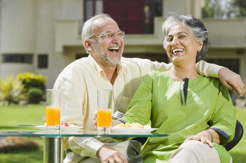 果汁,成年人,中年人,老年人,头发,两个人,坐,横图,室外,白天,正面,衬衫,幸福,桌子,日光,印度,首都,休闲装,饮食,健康,活力,搭,摄影,生活方式,搭着,新德里,异性恋,无忧无虑,老年男性,老年女性,印度人,半身,彩图,人老心不老