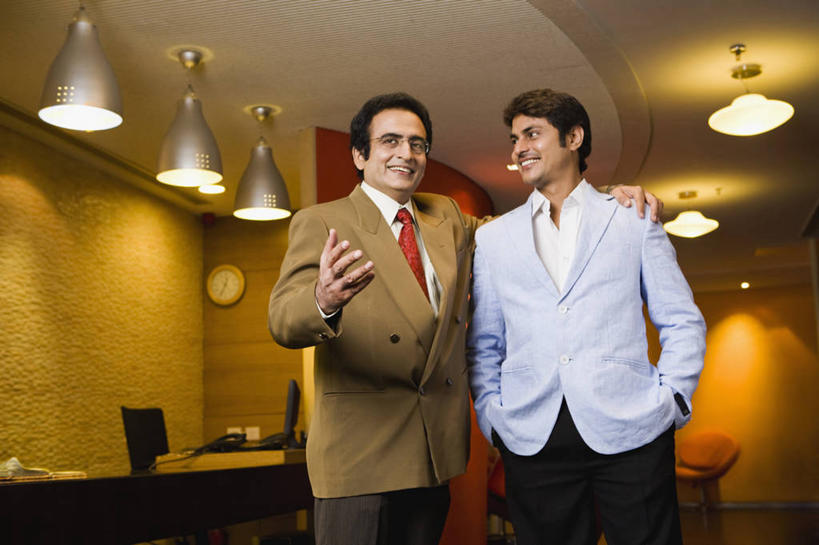 成年人,头发,一个人,两个人,同事,商务人士,商务男性,办公室,站,微笑,横图,室内,白天,正面,衬衫,商务,讨论,通讯,友谊,成功,合作,团队,集体,信心,印度,仅一个男性,仅一个人,连接,套装,正装,并排,会议,领带,队伍,仅一个年轻男性,黑色,手势,同意,搭,金融,摄影,照亮,领导,企业,公司,照明设备,成就,搭着,商务装,合伙,领袖,工薪阶层,渴望,策略,马哈拉施特拉邦,孟买,榜样,男人,男性,年轻男性,印度人,年轻人,白领,上班族,说话,拥抱,彩图,衬衣,打手势