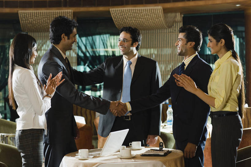 成年人,中年人,头发,商务人士,商务男性,站,握手,鼓掌,微笑,横图,室内,白天,衬衫,聚会,商务,成功,桌子,印度,五个人,套装,庆祝,聚餐,饮料,黑色,香槟,摄影,商务装,会餐,工薪阶层,香槟杯,哈里亚纳邦,年轻男性,年轻女性,中年男性,印度人,年轻人,白领,上班族,玻璃杯,休闲活动,彩图,衬衣,餐馆,商务餐饮