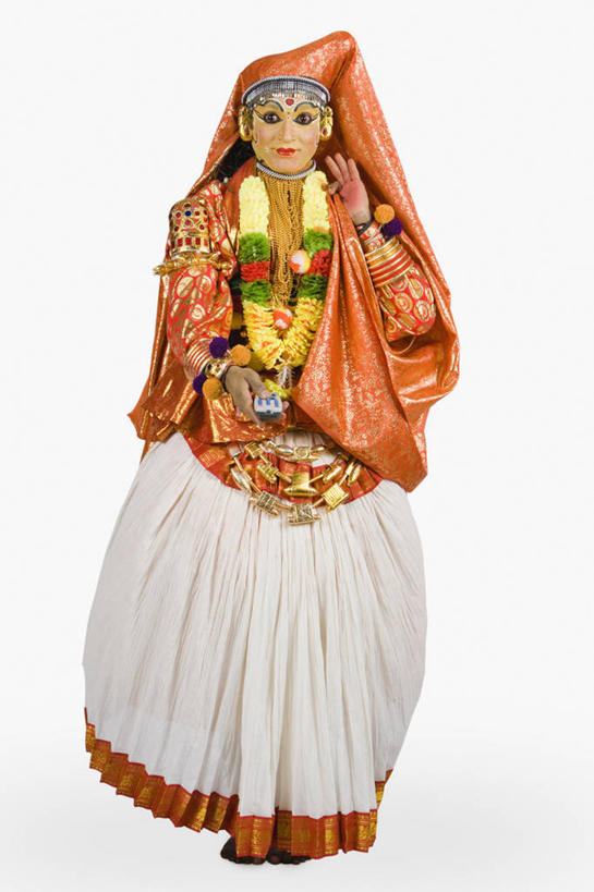 成年人,一个人,舞台,站,竖图,白色背景,正面,印度,仅一个男性,仅一个人,头饰,拿着,表演者,仅一个年轻男性,彩妆,遥控器,摄影,肖像,古典风格,演出服,印度文化,喀拉拉邦,卡塔卡利舞,男人,男性,年轻男性,印度人,年轻人,彩图,影棚拍摄,传统服装,传统文化,舞台妆