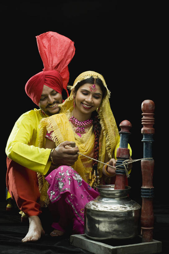 成年人,两个人,坐,微笑,竖图,彩色,快乐,友谊,黑色背景,头巾,头饰,拿着,设备,表演者,物品,发饰,赤脚,摄影,五颜六色,幽默,色彩斑斓,肖像,五彩缤纷,印度文化,纱丽,五彩斑斓,五光十色,年轻男性,年轻女性,印度人,年轻人,说话,彩图,影棚拍摄,传统服装,传统文化,宝莱坞