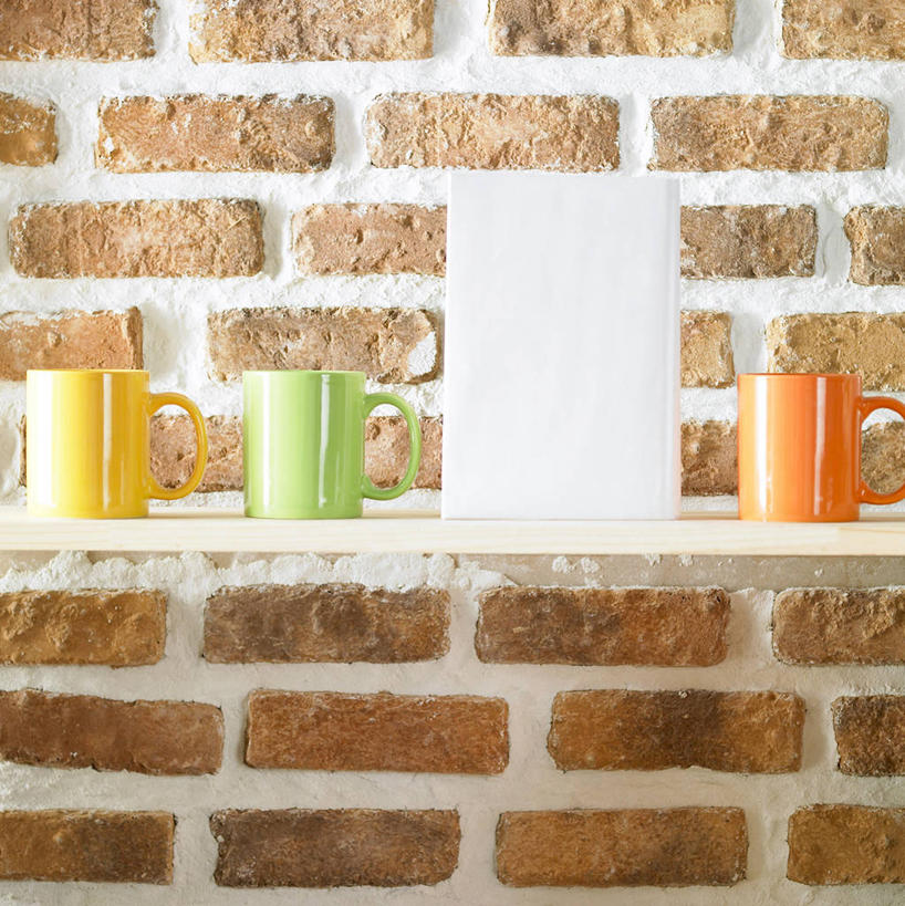 无人,竖图,室内,特写,白天,正面,建材,建筑,静物,杯子,书籍,一本,阴影,反射,材料,瓷器,影子,砖,砖块,墙,褐色,咖啡杯,陶瓷制品,架子,墙壁,墙面,三个,黄色,绿色,白色,书本,橙色,砖头,建造,支撑,固定,瓷杯,书,图书,石料,彩图,砌墙砖
