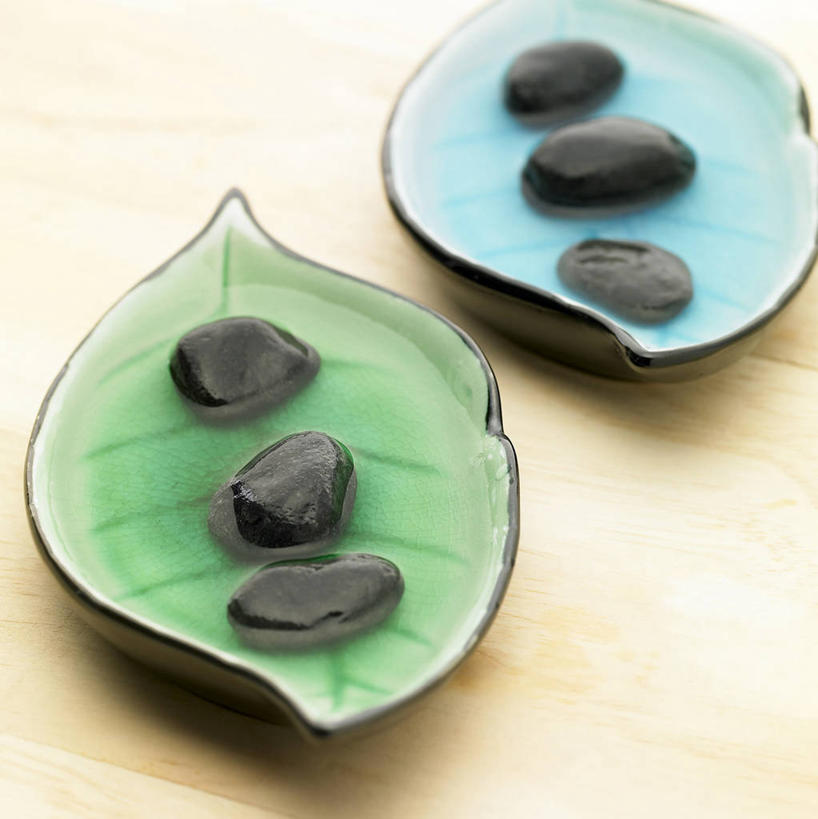 无人,竖图,俯视,室内,特写,白天,按摩,化妆,美容,石头,静物,餐具,一排,许多,护肤,阴影,整齐,并列,并排,反射,碟子,盘,石子,影子,很多,排列,两个,黑色,盘子,碟,保养,享受,休闲,鹅卵石,放松,保健,队列,平行,按摩石,养颜,热石疗法,石块,彩图,高角度拍摄,SPA美容