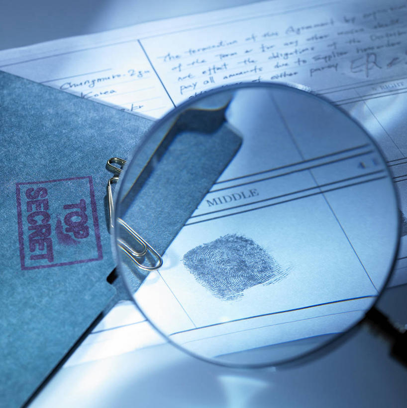 无人,竖图,俯视,室内,特写,白天,仪器,静物,袋子,金属制品,阴影,检查,反射,分析,科学,金属,材料,档案,放大镜,文件,影子,纸袋,办公用品,回形针,一个,容器,学习用品,资料,观察,清晰,探索,放大,单个,观看,储藏,仔细,档案袋,文具用品,透镜,手印,凸透镜,聚焦,储存,关注,文档,指纹,曲别针,契约,光学,清楚,约定,刑侦,辨别,彩图,高角度拍摄,贮存