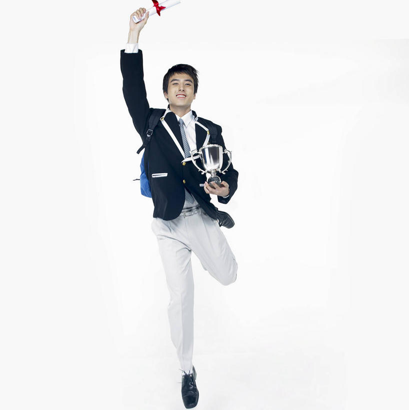 东方人,一个人,跳,举,竖图,室内,白天,白色背景,正面,制服,兴奋,成功,胜利,亚洲,仅一个男性,仅一个人,握,阴影,服装,反射,文凭,影子,注视,黄种人,仅一个年轻男性,一个,观察,看,托,张嘴,校服,光彩,握着,摄影,影棚,单个,观看,察看,证书,关注,荣誉,奖品,张大嘴巴,学位证,学位证书,学生服,荣耀,光荣,男人,男性,年轻男性,亚洲人,张开嘴,举起,举手,举着,跳跃,向上举,向上伸,向上托,彩图,全身,影棚拍摄,高兴,拍摄,奖杯