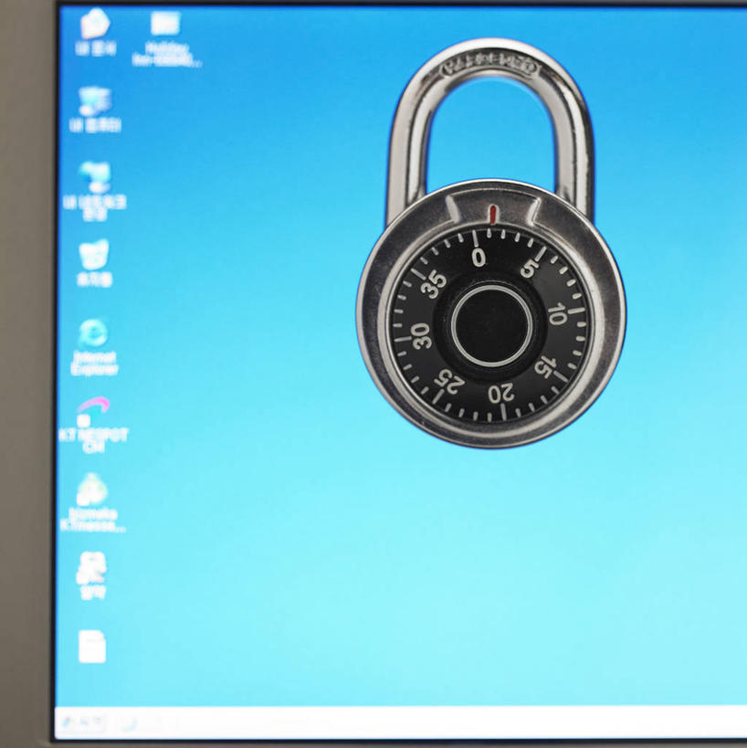 无人,竖图,室内,特写,白天,正面,安全,显示器,静物,阴影,光线,屏幕,影子,灯光,防护,显示屏,锁,一个,密码锁,单个,保护,保险,私密,输出设备,保全,周全,安稳,安定,防盗,平安,彩图,号码锁