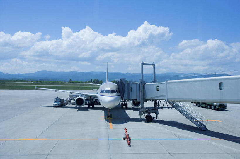 无人,机场,横图,室外,白天,正面,度假,美景,城市风光,城市,飞机,飞机场,阴影,光线,影子,景观,云,云朵,通道,桥,交通,云彩,娱乐,航空,蓝色,白色,白云,蓝天,天空,阳光,交通工具,天,享受,休闲,景色,放松,运输,一架,晴朗,客机,载具,廊桥,登机桥,航空站,空港,晴空,彩图