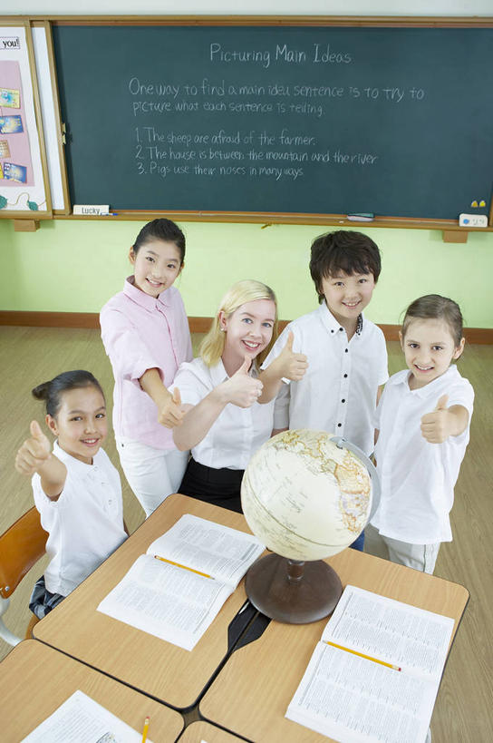 东方人,儿童,伙伴,朋友,教师,学校,坐,举,笑,微笑,露齿笑,竖图,俯视,室内,白天,友谊,纯洁,智慧,仪器,海洋,桌子,地图,书籍,椅子,亚洲,五个人,突出,服装,网格,地球仪,线条,世界地图,木椅,地球,陆地,许多人,全球,注视,休闲装,黄种人,称赞,表扬,书桌,校园,球,小孩,衣服,经纬线,课桌,模型,黑板,书本,观察,看,手势,托,一群人,休闲,教室,球体,同学,休闲服,可爱,竖,童年,童趣,教学,地理,国家,服饰,观看,翘,高,大陆,察看,世界,课堂,夸奖,优秀,校友,关注,纬线,版图,经线,童真,烂漫,无邪,好,妙,顺利,出色,超群,杰出,卓越,奇妙,经纬仪,地理学,同窗,学友,教员,耐磨,教学黑板,聪明,天真,友情,男孩,男人,男性,年轻女性,女孩,女人,女性,亚洲人,大拇指,老师,书,图书,举起,举手,举着,抬头,向上举,向上伸,向上托,仰头,坐着,半身,彩图,高角度拍摄,先生,大洋,大洲,男生,女生